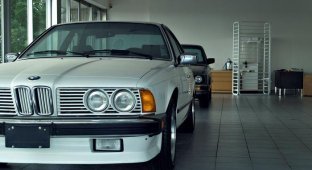 Раритетные BMW забыли в автосалоне (18 фото)