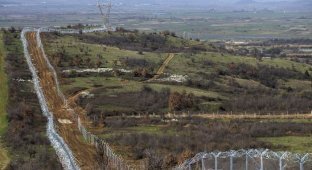 Македония оградилась от Греции 30-километровым двойным забором (25 фото)