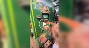 Старинный пресс Ferrarcute из Денверского монетного двора снова в работе