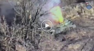 Украинский FPV-дрон залетает в люк российского танка Т-90М «Прорыв» на Лиманском направлении