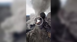 Туристы подобрались к кромке кратера вулкана Дуконо и засняли момент извержения в нескольких сотнях метрах от жерла