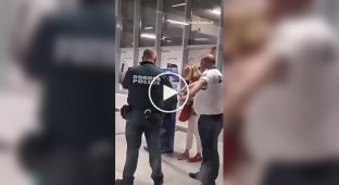 Авіакомпанія відмовила в перельоті жінці, яка заплакала і стала на коліна, негатив, пасажирка, переліт, ручна поклажа