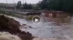 В России прорвало дамбу, защищающую город от наводнения
