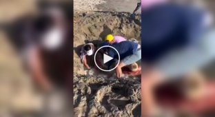 Подростки застряли в мокром песке на пляже