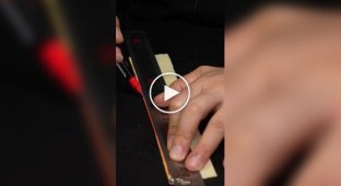A Chinese master is working on a gold bracelet
