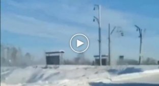 На Алтае снегоуборочный поезд столкнулся с авто на переезде