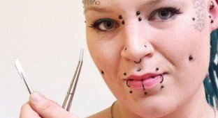 Как экстремальные девушки избавляются от неактуальных татуировок (4 фото)