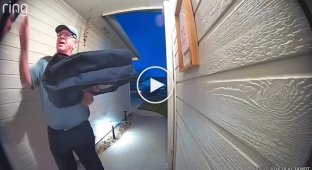 Пожилой курьер купил напиток клиентам и прославился в сети