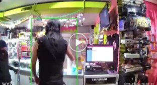 Продавец выпроводил грабительницу из магазина