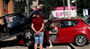 "Ну-ка подвинься!": жесткая парковка от автоледи из Смоленска (фото + видео)