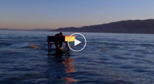 Игра на пианино в воде