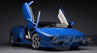 Donald Trump's Lamborghini Diablo VT was put up for sale with low mileage (28 photos)