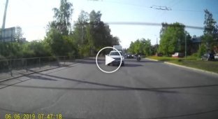 В Петрозаводске машина врезалась в мотоцикл перед пешеходным переходом