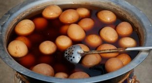 Яйца, сваренные в моче мальчиков — необычный китайский деликатес (5 фото)