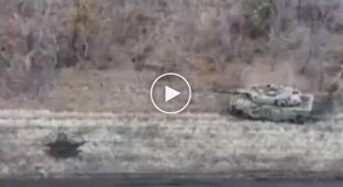 Ukrainian crew of German Leopard 2A4 tank clears occupiers from forest