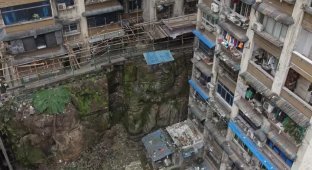 Под многоэтажкой в Китае обнаружили огромную статую Будды без головы (4 фото)