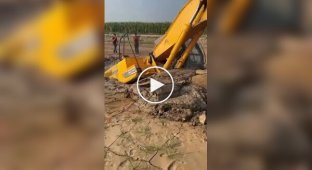 Оператор экскаватора спас экскаватор от погружения в болото