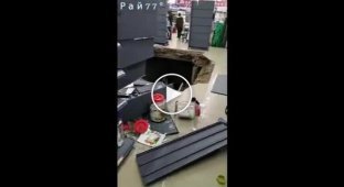 Підлога провалилася під людьми в новому китайському супермаркеті