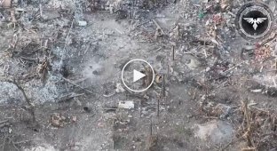 Окупант із відірваною ногою помирає біля дерева після атаки українського дрона