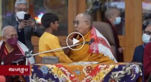 Главный священник Тибета попросил ребенка пососать ему язык
