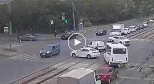 The woman miraculously did not fall under the wheels of a car