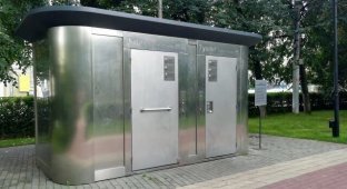 Современный общественный туалет с "сюрпризом" в Воронеже (2 фото)