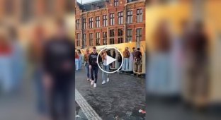 В Амстердаме на центральном вокзале установили открытые туалеты для мужчин