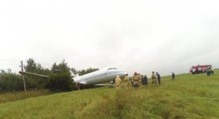 В аэропорту «Раменское» самолет ЯК-40 выкатился за пределы взлетно-посадочной полосы (2 фото)