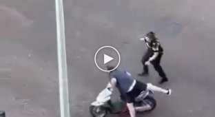 Скутер и женщина-полицейский
