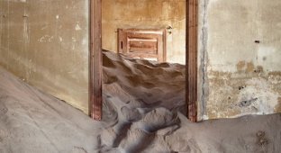 Инсталляции в пустыне Намиб