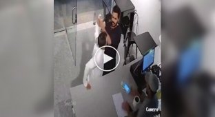 В Саудовской Аравии друзья устроили настоящую борьбу в ресторане за право оплатить счет