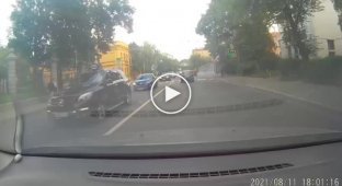 Велосипедист соскочил с тротуара прямо под автомобиль