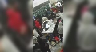 В калифорнийском городе толпа разгромила и ограбила заправочную станцию
