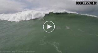 Кто спасает серферов, которые теряют контроль над волнами
