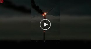 Адские снежинки над лугами: ветряная турбина вспыхнула как факел