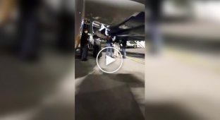 Мужчина спрятался в отсеке шасси самолета