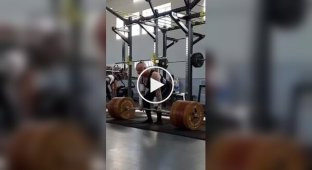 Girl and a barbell weighing 210 kilograms
