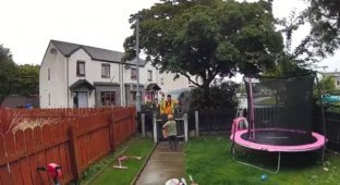 A 6-year-old boy called a courier to save his mother's life (2 photos + 1 video)