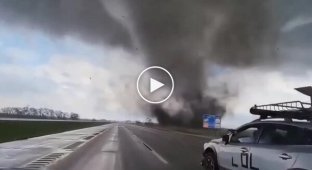 Powerful tornadoes ripped through several US states