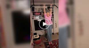 A 90-year-old American woman entered the Guinness Book of World Records by hanging on a horizontal bar for almost three minutes