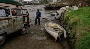 Британец поставил перед собой задачу убрать 166 яхт, которые отравляют воду (5 фото)
