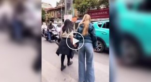 Девушки переходят оживленную дорогу во Вьетнаме