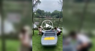 A folding boat that is convenient to transport to a pond