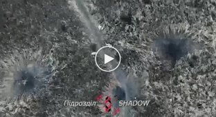 A Ukrainian drone drops ammunition on the head of a Russian military man in the Avdeevsky direction