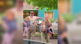 Родители приехали за детьми к бабушке и дедушке
