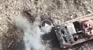 Український дрон скидає гранати на російських військових на Авдіївському напрямі