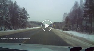 Фургон столкнулся с грузовиком в Кировской области