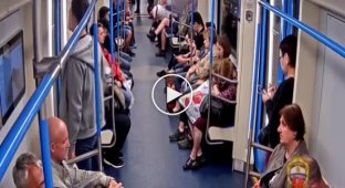 Хулиган распылил в сторону пассажиров газовый баллончик в вагоне московского метро