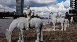«Прилив» - необычная скульптурная композиция на дне Темзы (7 фото)