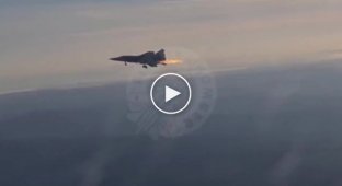Російська техніка МіГ-31 спалахнула під час польоту і розбилася